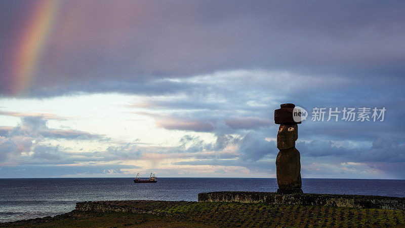 智利复活节岛(Rapa Nui/ Isla de Pascua)阿胡塔海雕像前的日落